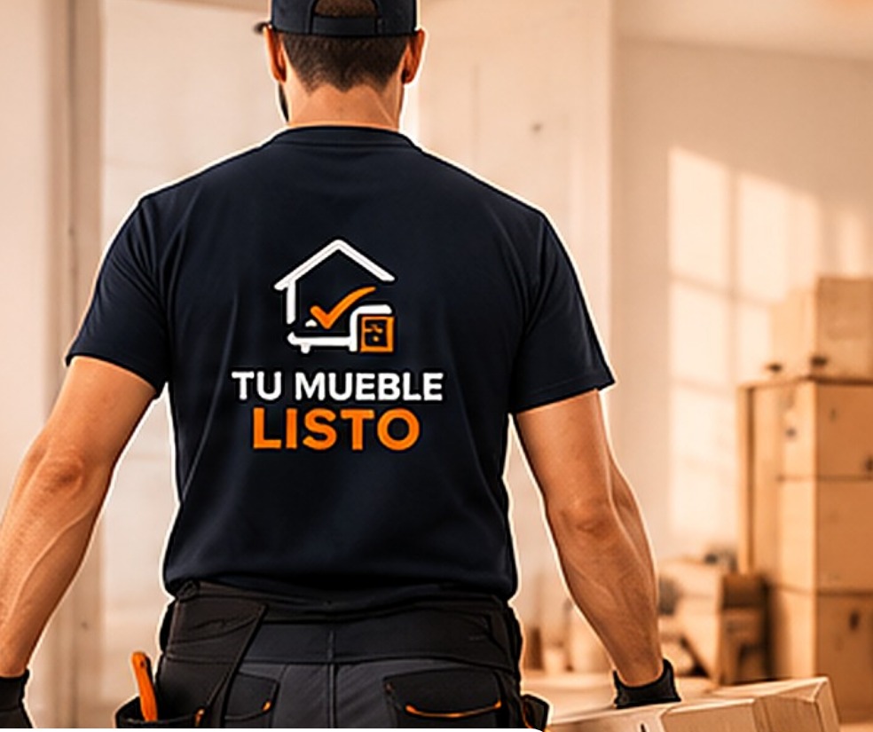 Montador profesional de TU MUEBLE LISTO realizando montaje de un armario a domicilio en Madrid